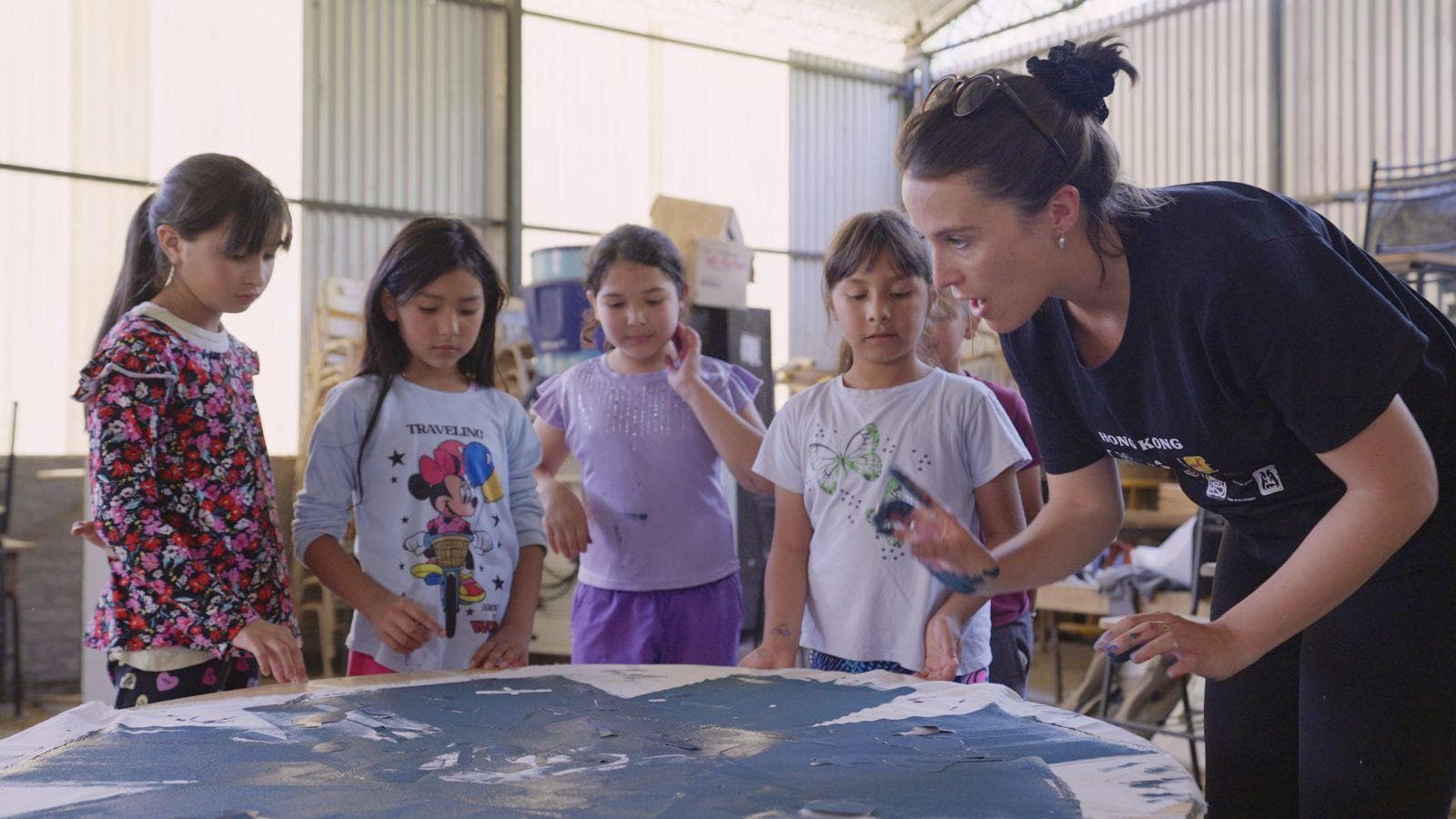 Chicos y chicas trabajando en clase durante un taller.